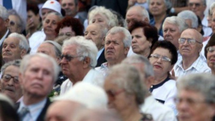 Lovitură pentru pensionari şi veterani. Vezi de ce pot rămâne FĂRĂ transport redus sau gratuit